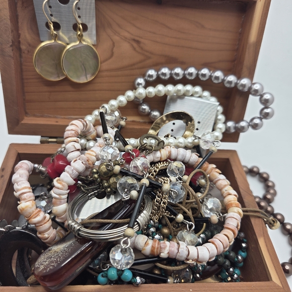 Vintage Assorted Jewelry Box with Bracelets, Earrings, Necklaces Lot N2 - Picture 3 of 5
